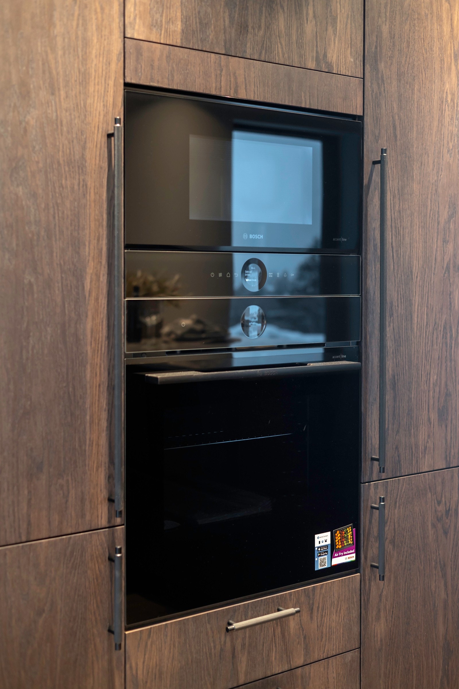 Innredningen er utstyrt med integrerte hvitevarer som stekeovn med airfryerfunksjon, mikrobølgeovn, induksjonstopp med ventilator, kjøl/frys og oppvaskmaskin. Galleribilde