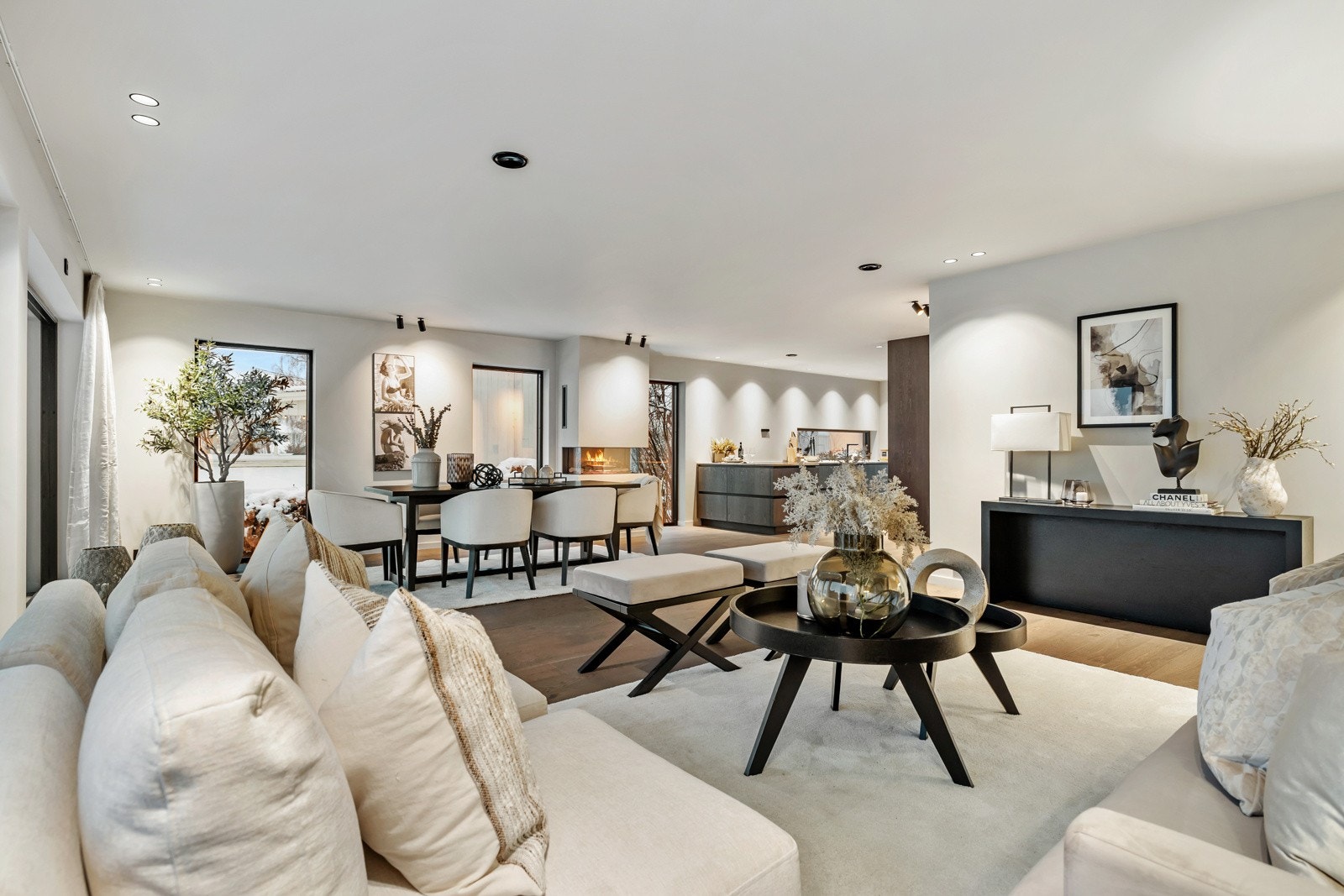 Den åpne løsningen mot kjøkkenet gjør rommet svært sosialt og innbydende, perfekt for hyggelige sammenkomster med familie og venner. Galleribilde