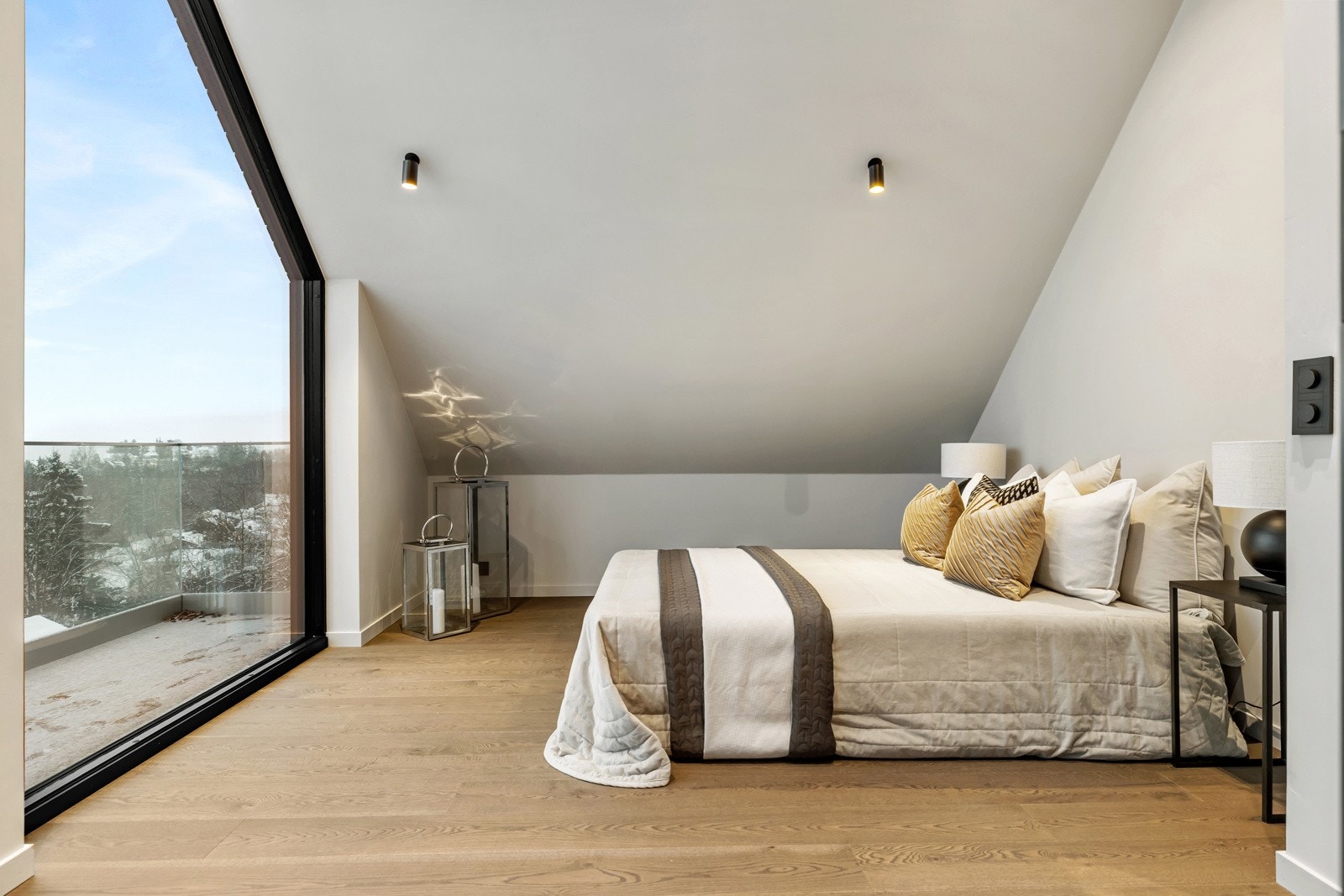 Lekkert masterbedroom med morgensol og utsikt utover Oslofjorden. Galleribilde
