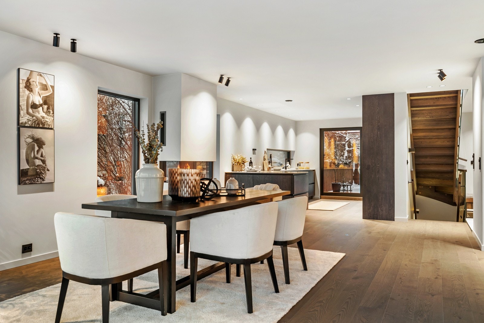 Den åpne løsningen gir rikelig med plass til et stort spisebord. Galleribilde