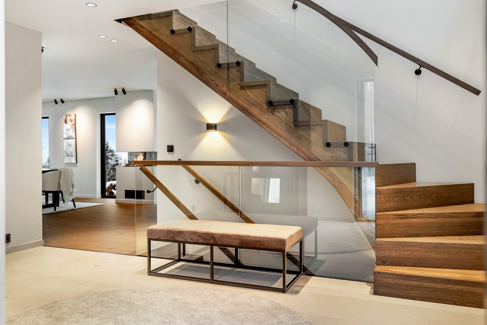 Entréen gir et lyst og innbydende førsteinntrykk av boligen. Galleribilde