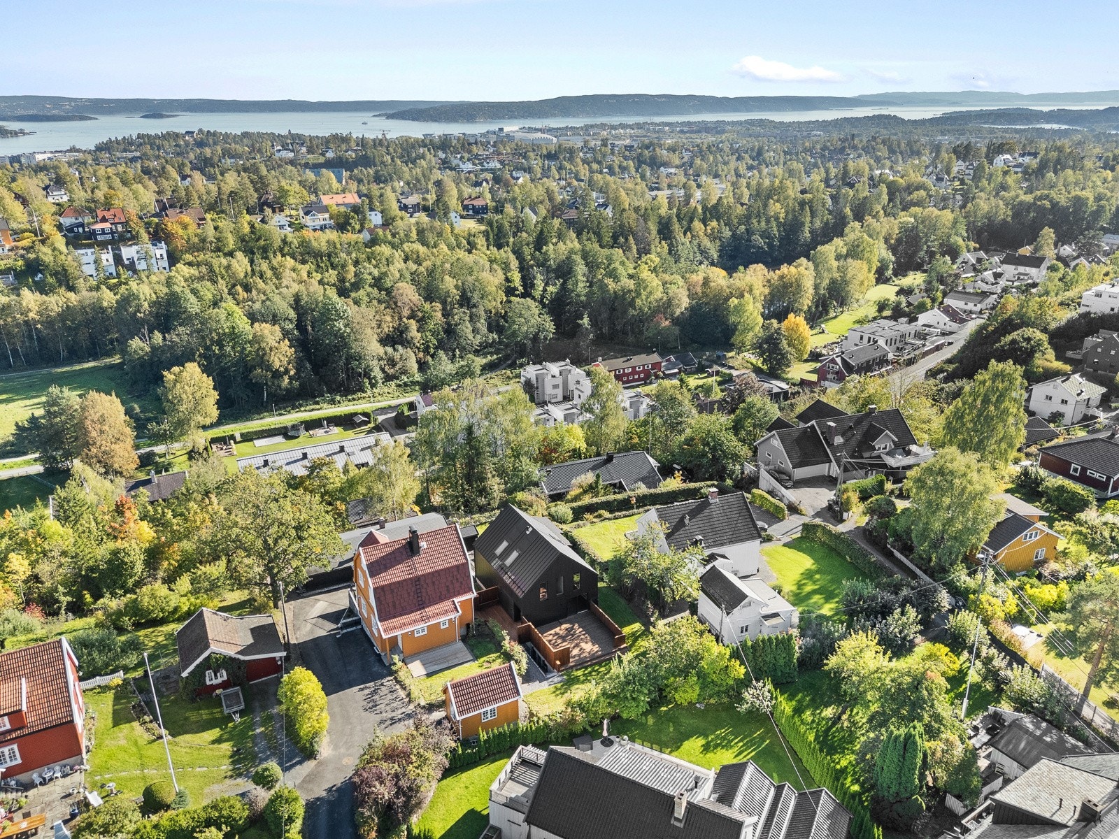 Eiendommen ligger i et rolig, barnevennlig og meget ettertraktet villaområde på Jar i Bærum kommune. Galleribilde