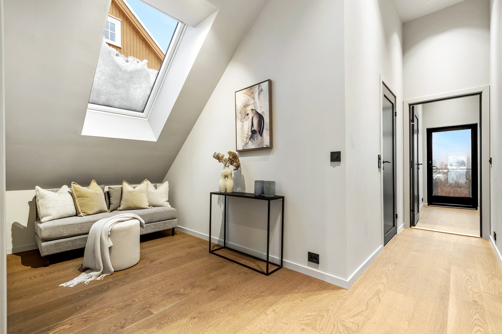 Husets andre sone med plass til sofa og tv. Galleribilde