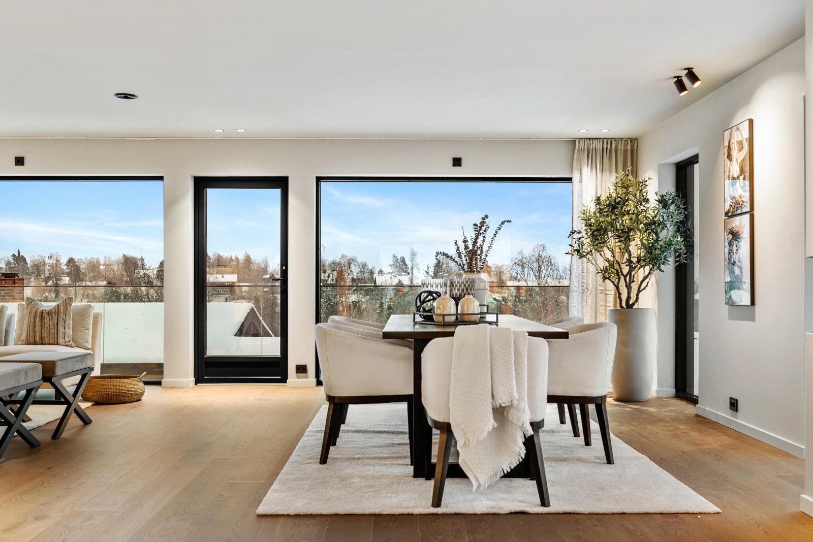 Herfra har du utgang til en hyggelig balkong med flott utsikt. Galleribilde