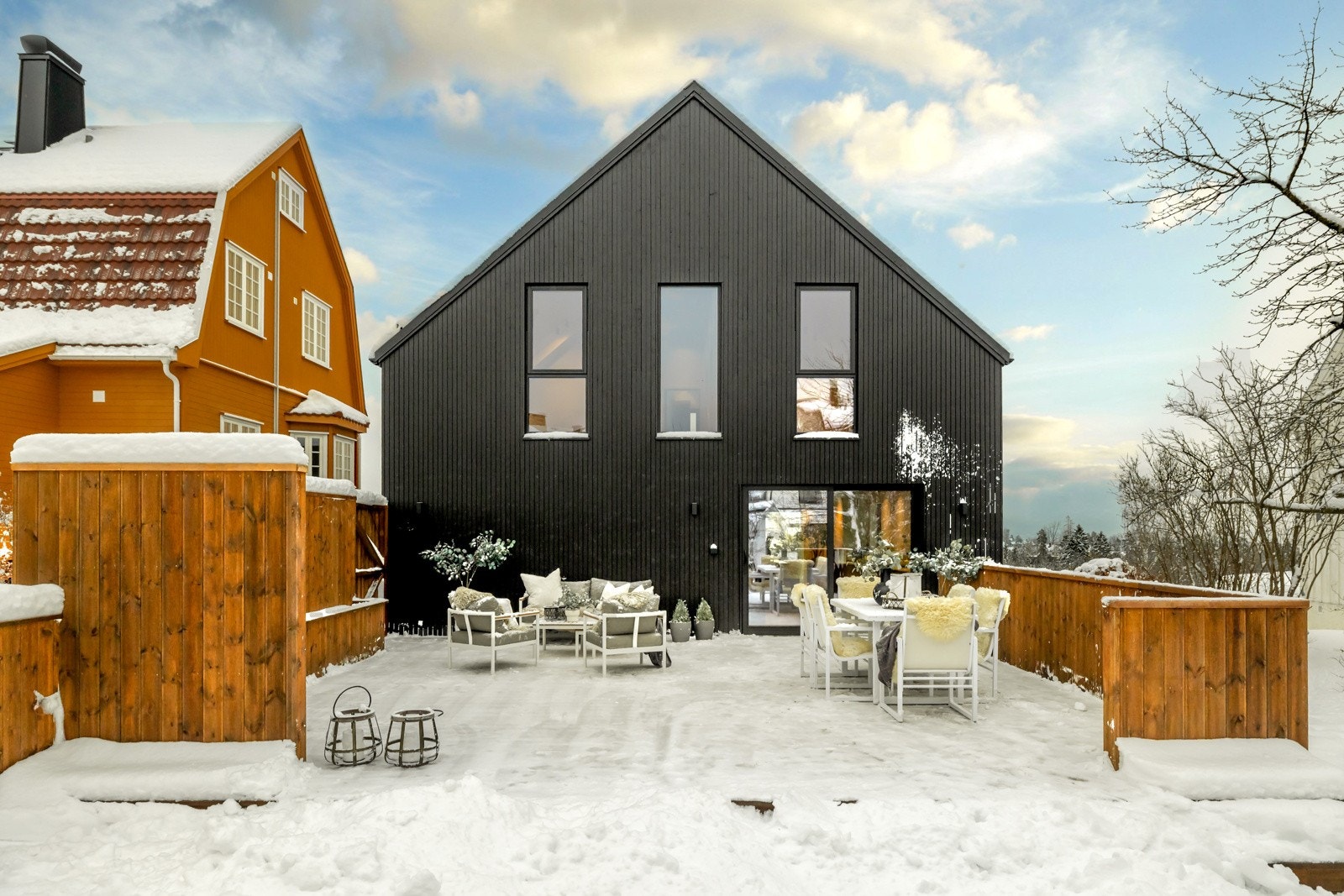 Huset har flere hyggelige uteplasser Galleribilde