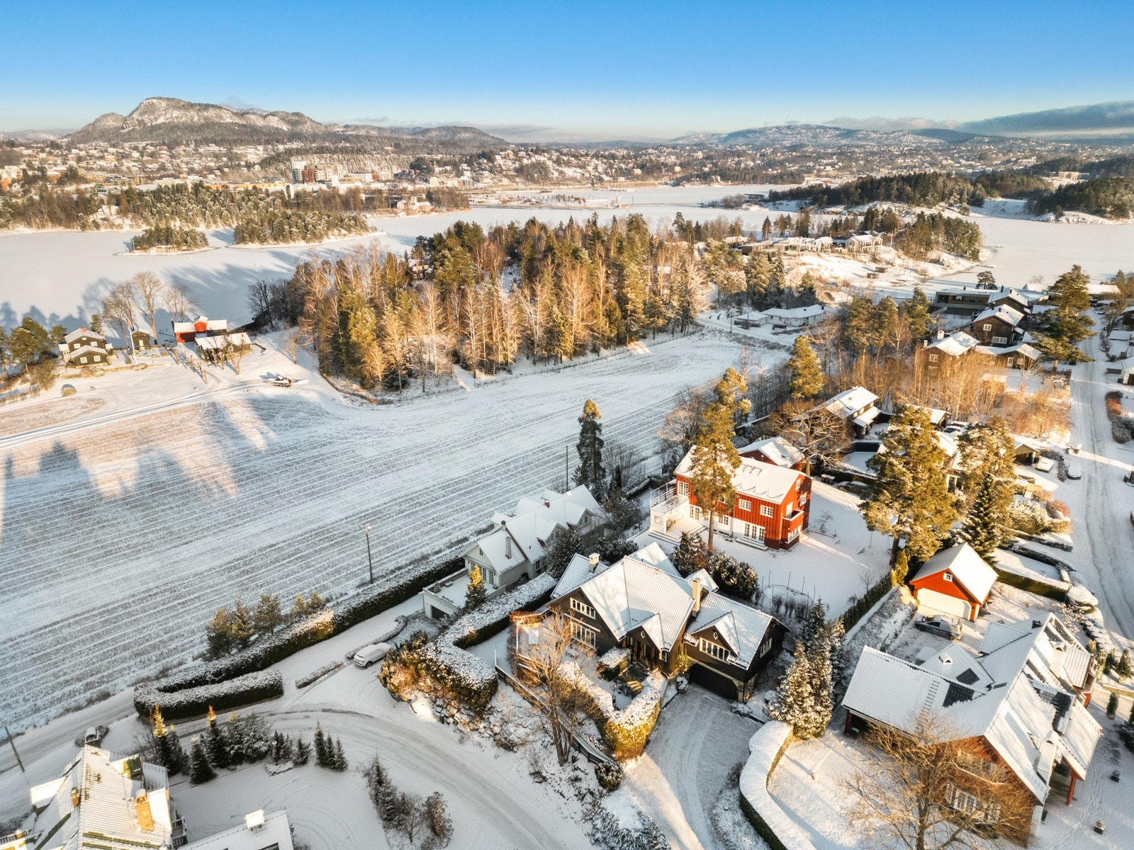 Boligen ligger flott til på et høydedrag med hyggelig utsikt over nærområdene med vakre jorder, spredt villabebyggelse og noe utsikt ned mot sjøen Galleribilde