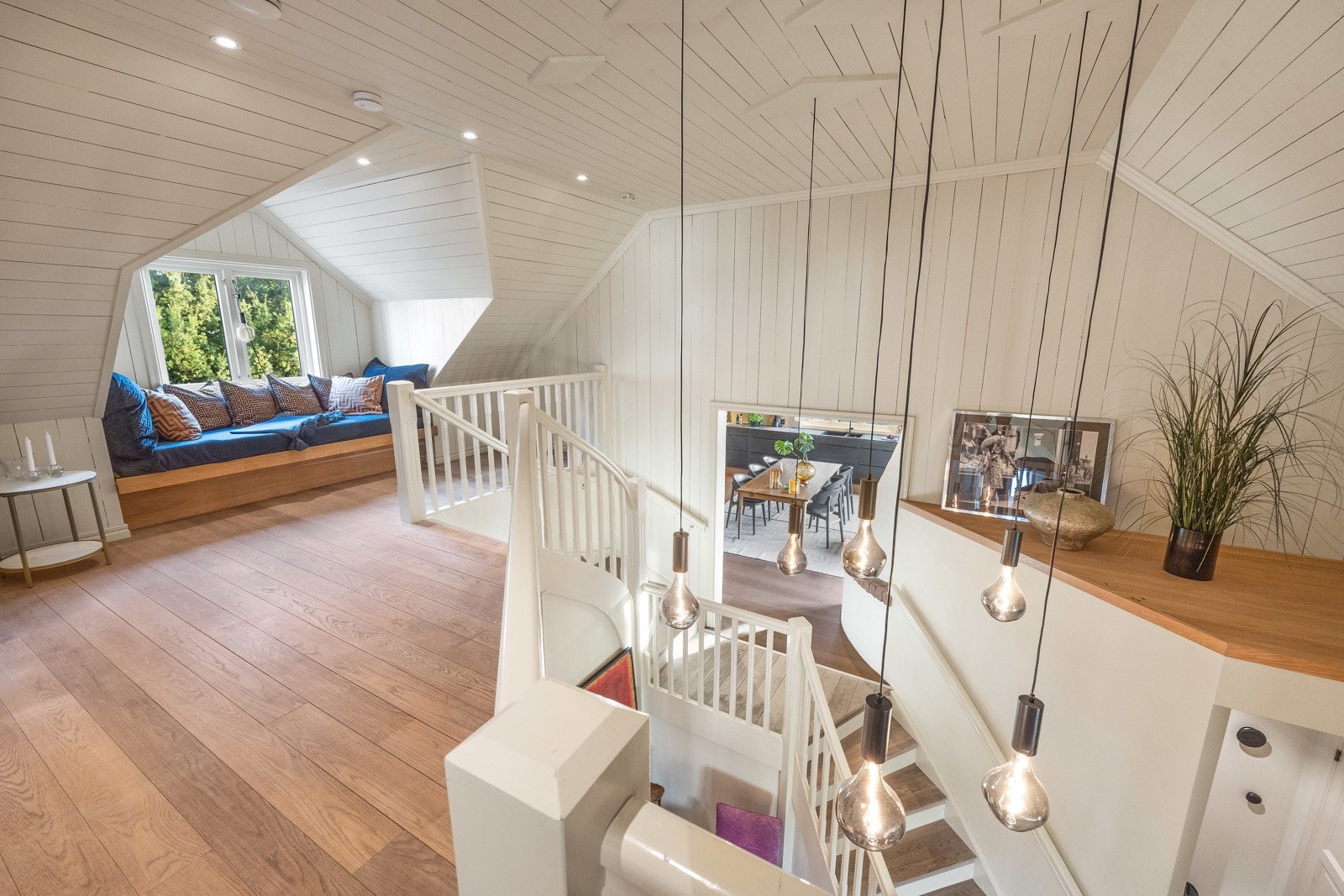 2. etasje med åpen løsning ned mot hallen Galleribilde