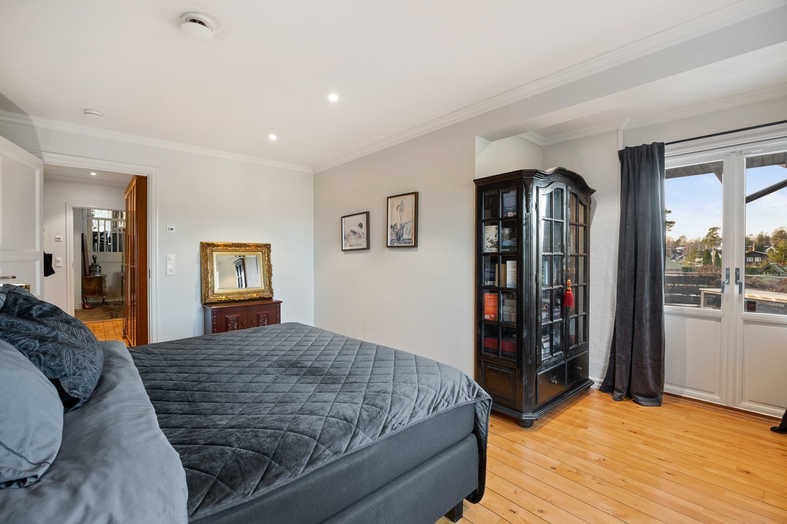 Hovedsoverom i 1. etasje med utgang til terrasse samt tilhørende omkledningsrom og bad med badstue. Galleribilde