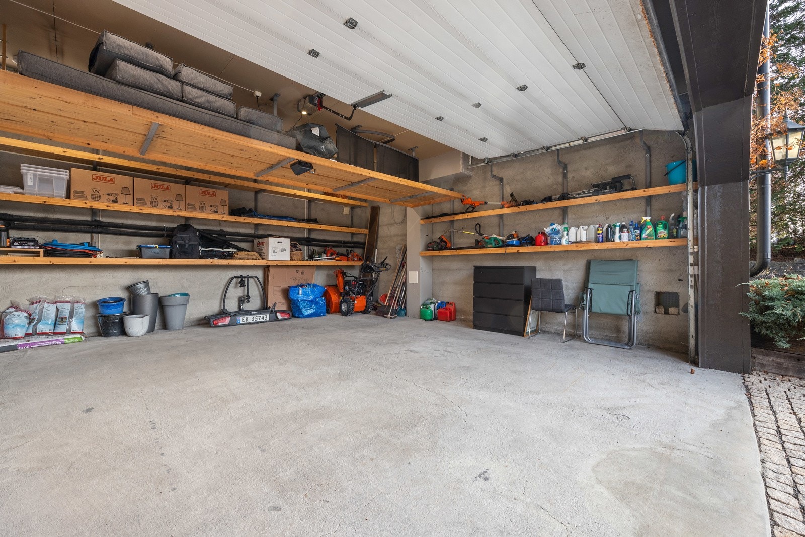 Romslig garasje for 2 biler med god takhøyde og lagringsplass. Direkte tilgang til boligen fra garasjen. Galleribilde