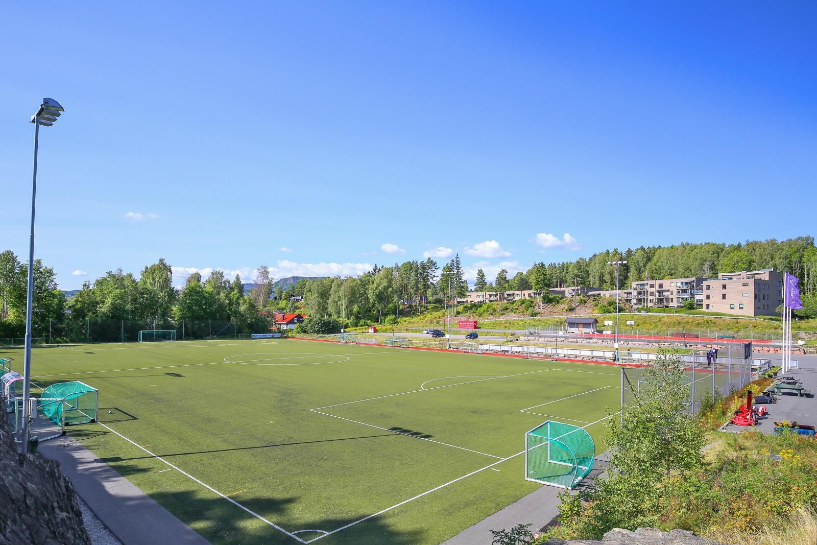 Nesøya idrettsanlegg med bl.a. to kunstgressbaner, løpebane, basketballbane, skatepark, 6 tennisbaner, Tuftepark, klubbhus m.m Galleribilde