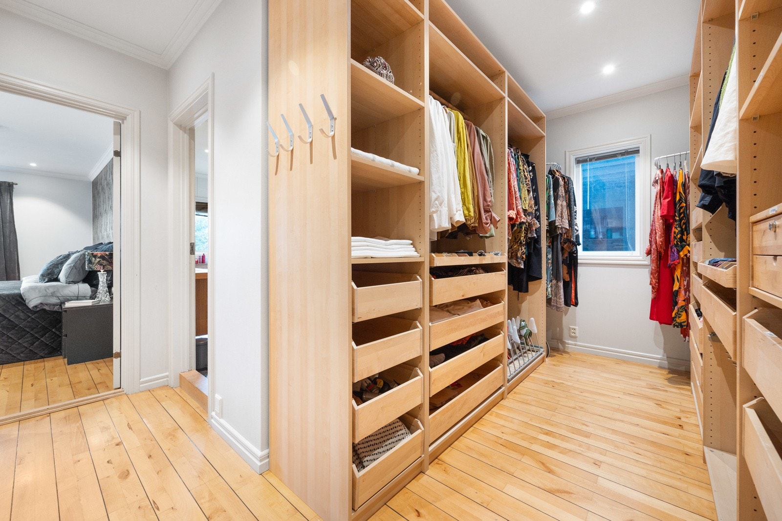 Omkledningsrom i tilknytning til hovedsoverommet i 1. etasje Galleribilde