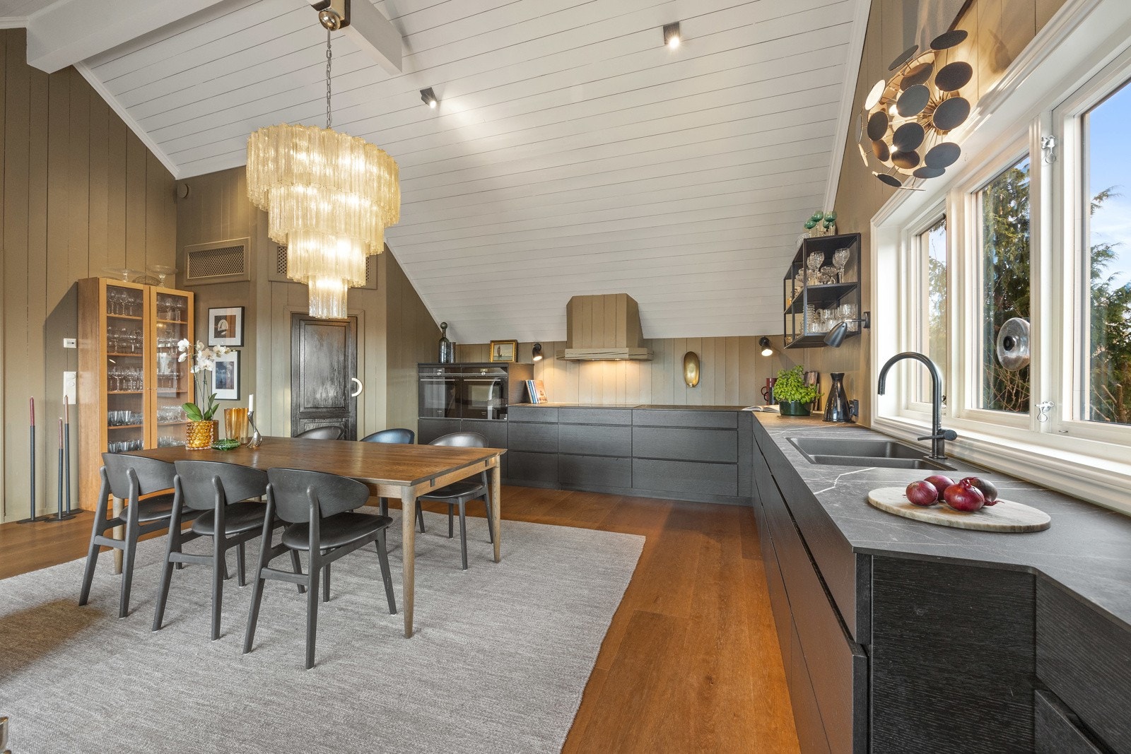 Nytt kjøkken i 2022 - her det det rikelig med skap- og benkeplass og komplett utstyrt med hvitevarer Galleribilde