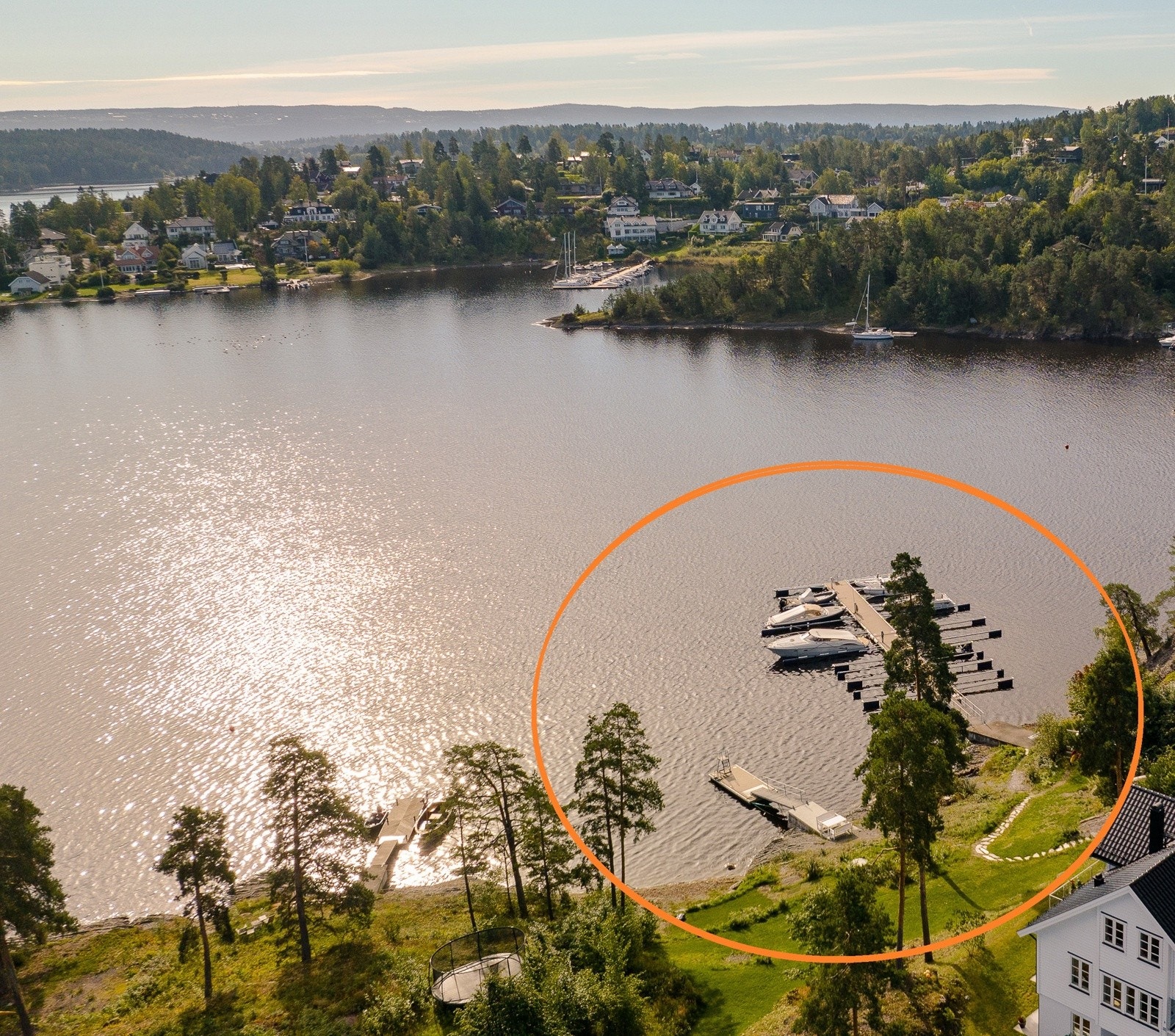 Fra boligen er det kun 4-5 minutters gange til sjøen med privat strandparsell like utenfor Halsbukta hvor eiendommen eier 1/23 andel. Her er det fine bademuligheter med egen badebrygge og bryggeanlegg med båtplasser. Galleribilde