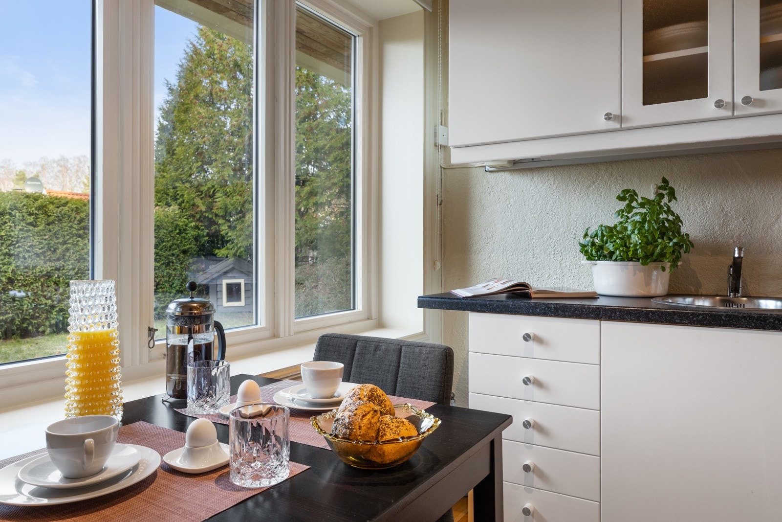 Leilighet i underetasjen med stue/kjøkken, soverom, bad, vaskerom og bod Galleribilde