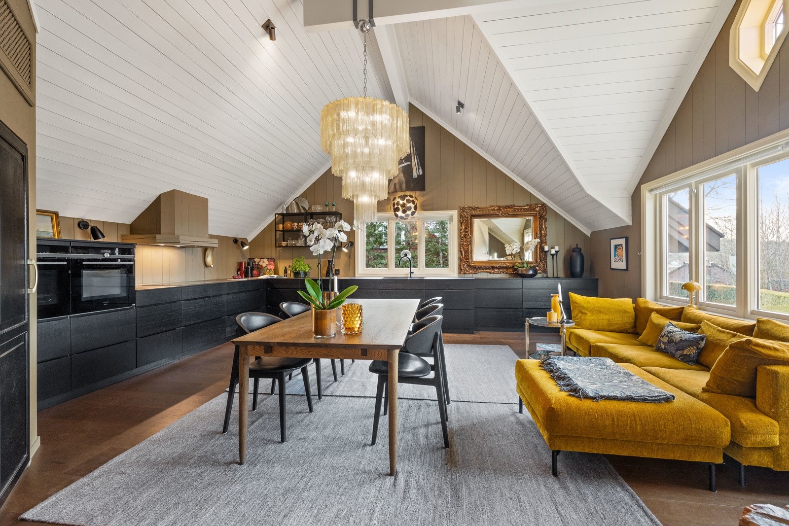 I kjøkkenet er det både peis og plass til en sofa ved peisen, god plass til et stort spisebord samt rikelig med skap- og benkeplass. Galleribilde