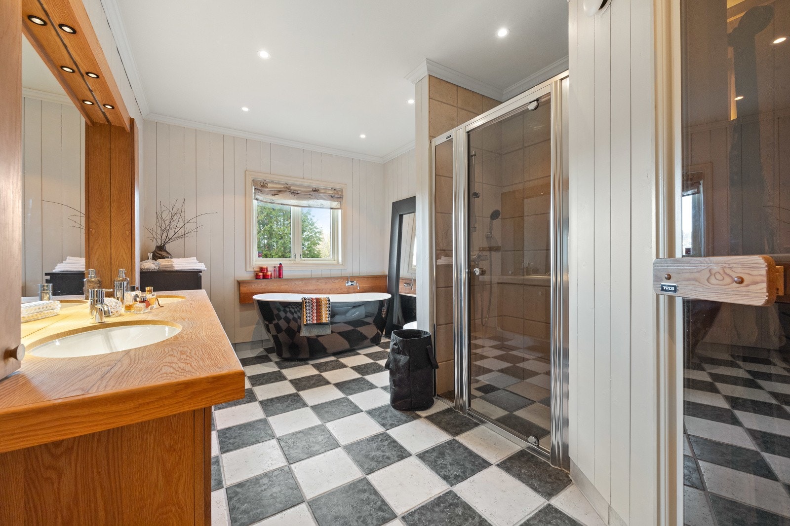 Baderom med badstue i tilknytning til hovedsoverommet i 1. etasje Galleribilde