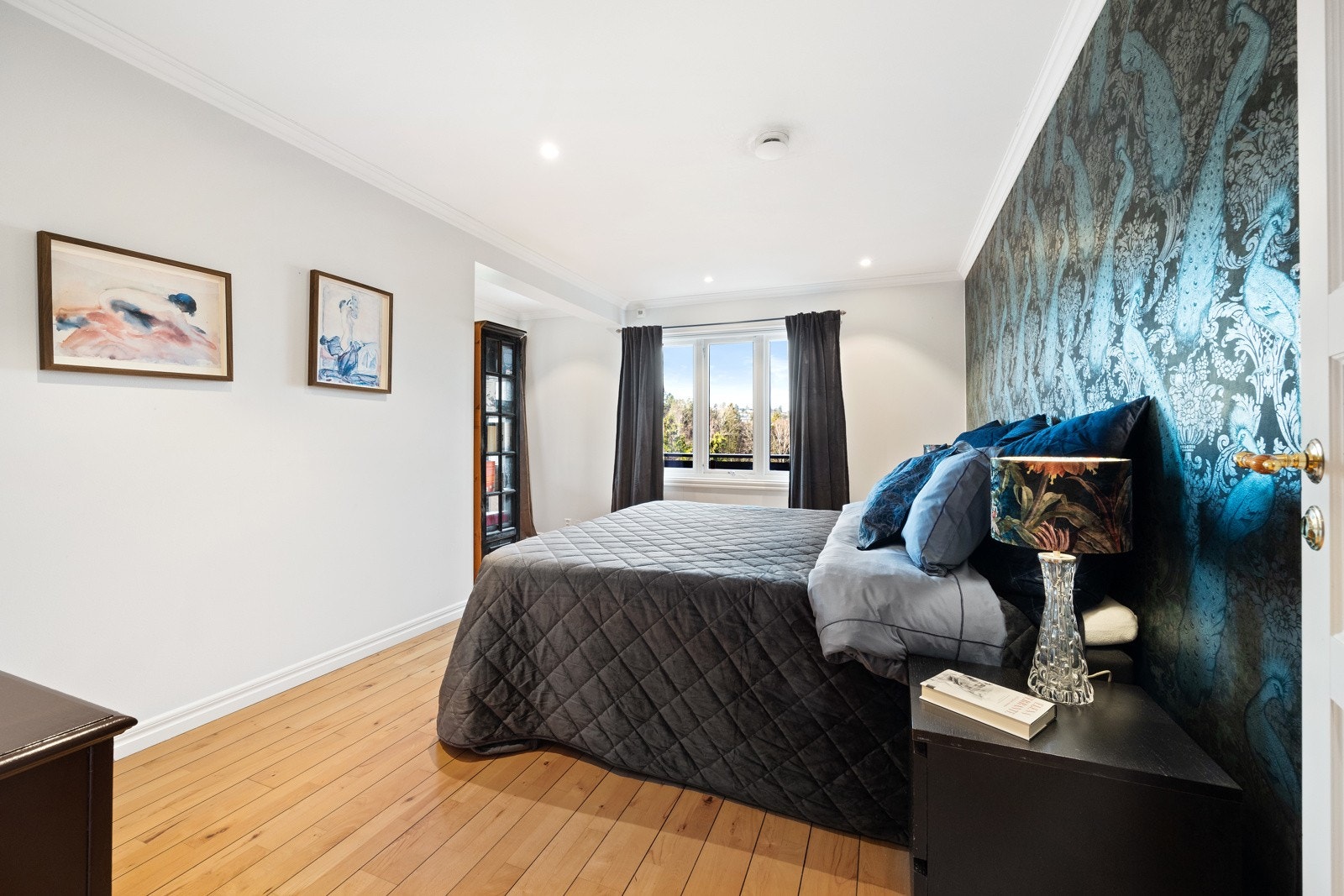 Hovedsoverom i 1. etasje med utgang til terrasse samt tilhørende omkledningsrom og bad med badstue. Galleribilde