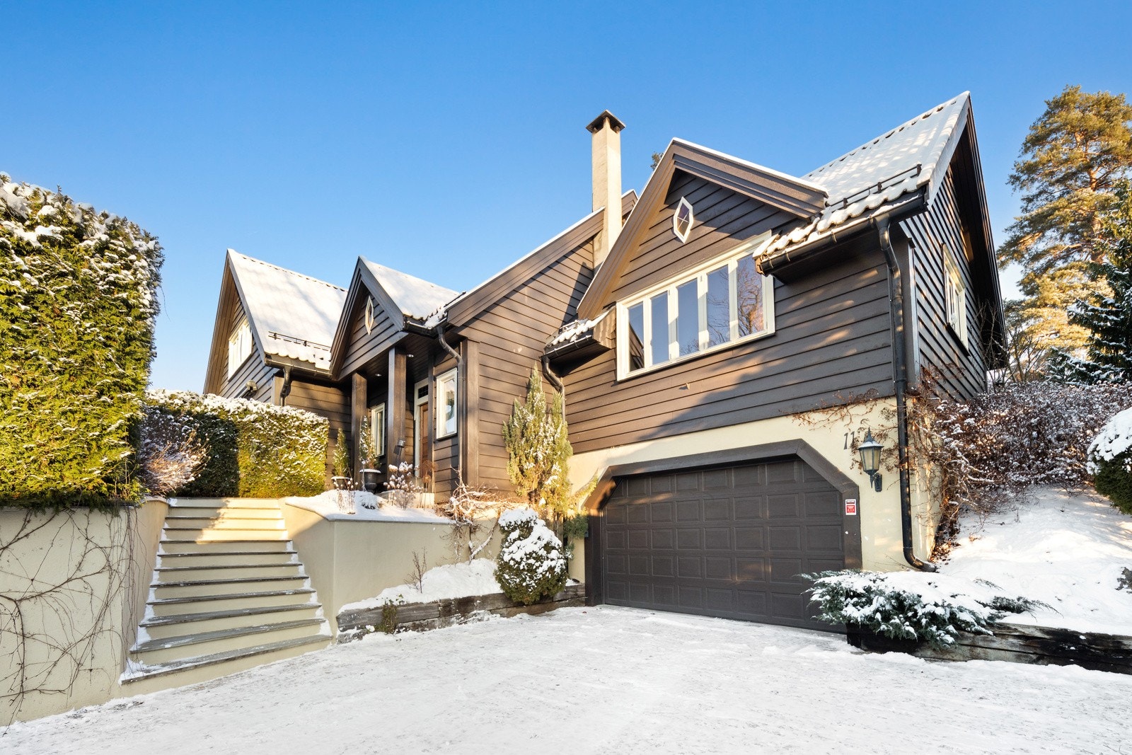 Parkmessig opparbeidet eiendom med bl.a. gårdsplass og innkjørsel belagt med granitt brostein, nedsenket belysning og fin beplantning Galleribilde