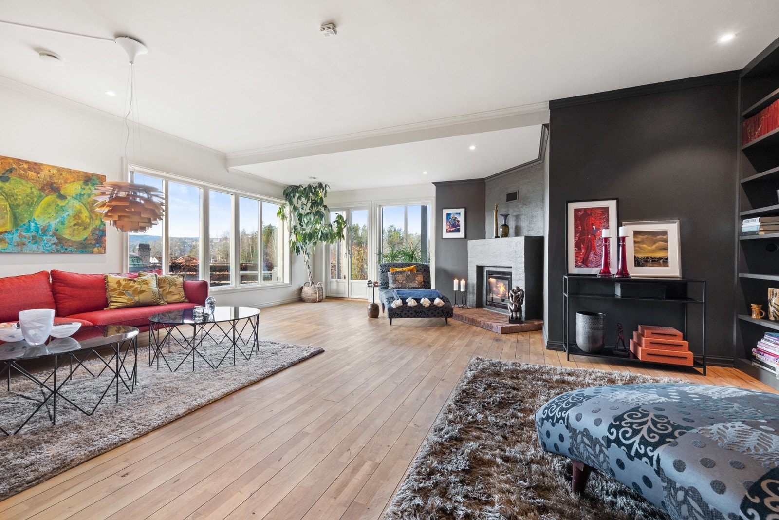 Koselig stue i 1. etasje med peis og utgang til terrasse på ca. 60 kvm Galleribilde