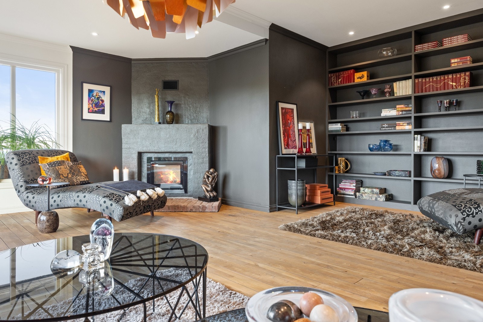 Stue med peis og plassbygde hyller Galleribilde