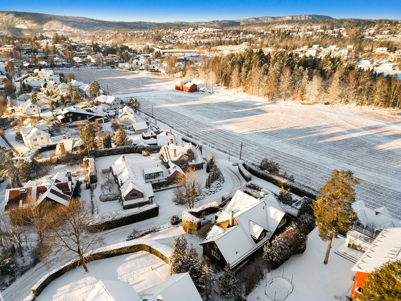 Boligen ligger flott til på et høydedrag med hyggelig utsikt over nærområdene med vakre jorder, spredt villabebyggelse og noe utsikt ned mot sjøen Galleribilde