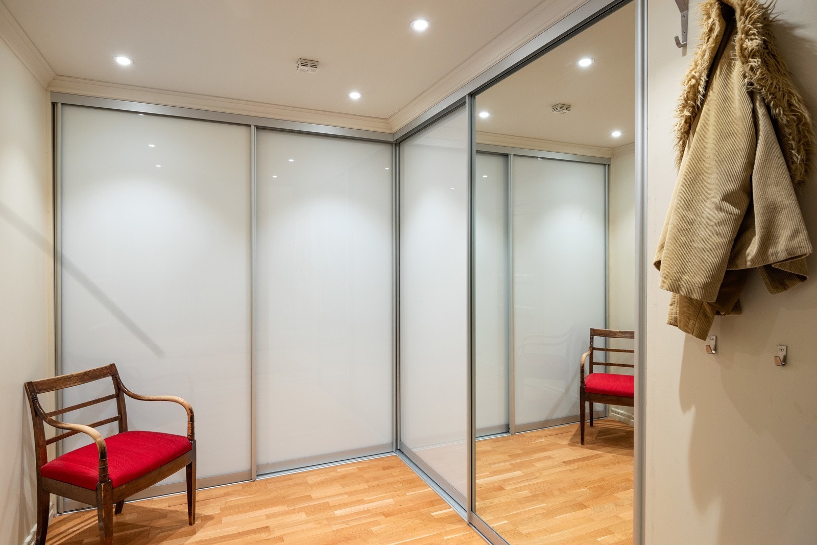 Stor skyvedørsgarderobe i gang/trapperom i underetasje (ny i 2014) Galleribilde