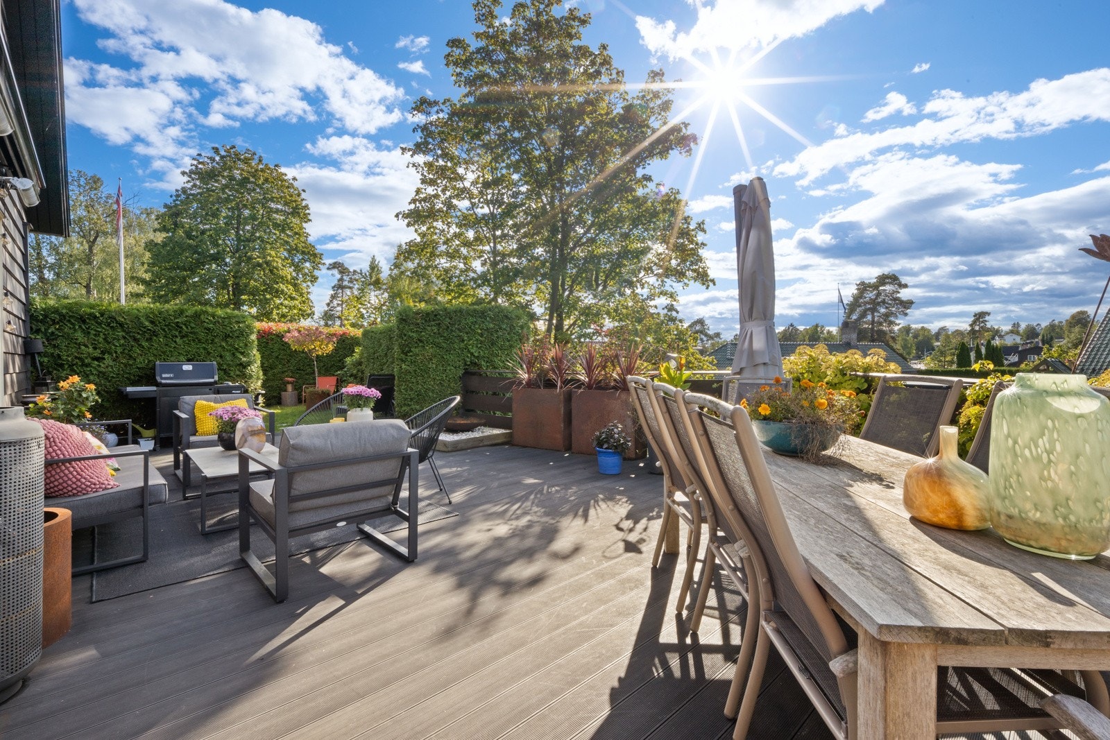 Solrik terrasse med tilgang fra stuen og fra hovedsoverommet. Her kan solen nytes store deler av dagen og til sent på kveld i sommerhalvåret (bilde tatt sensommer 2025). Galleribilde