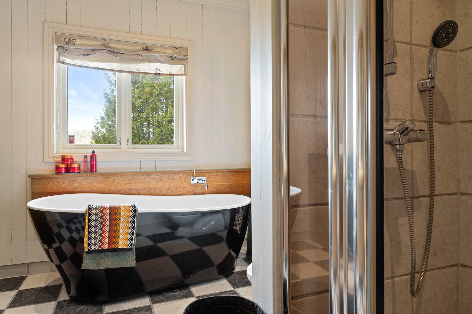 Baderom med badstue i tilknytning til hovedsoverommet i 1. etasje Galleribilde