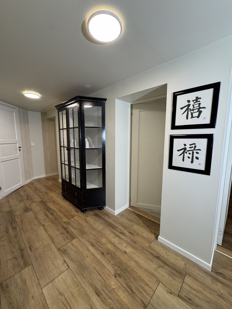 Fra kjøkkenet sett mot inngang til stua Galleribilde