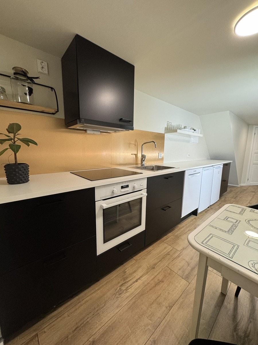 Kjøkken sett mot inngang til stua Galleribilde