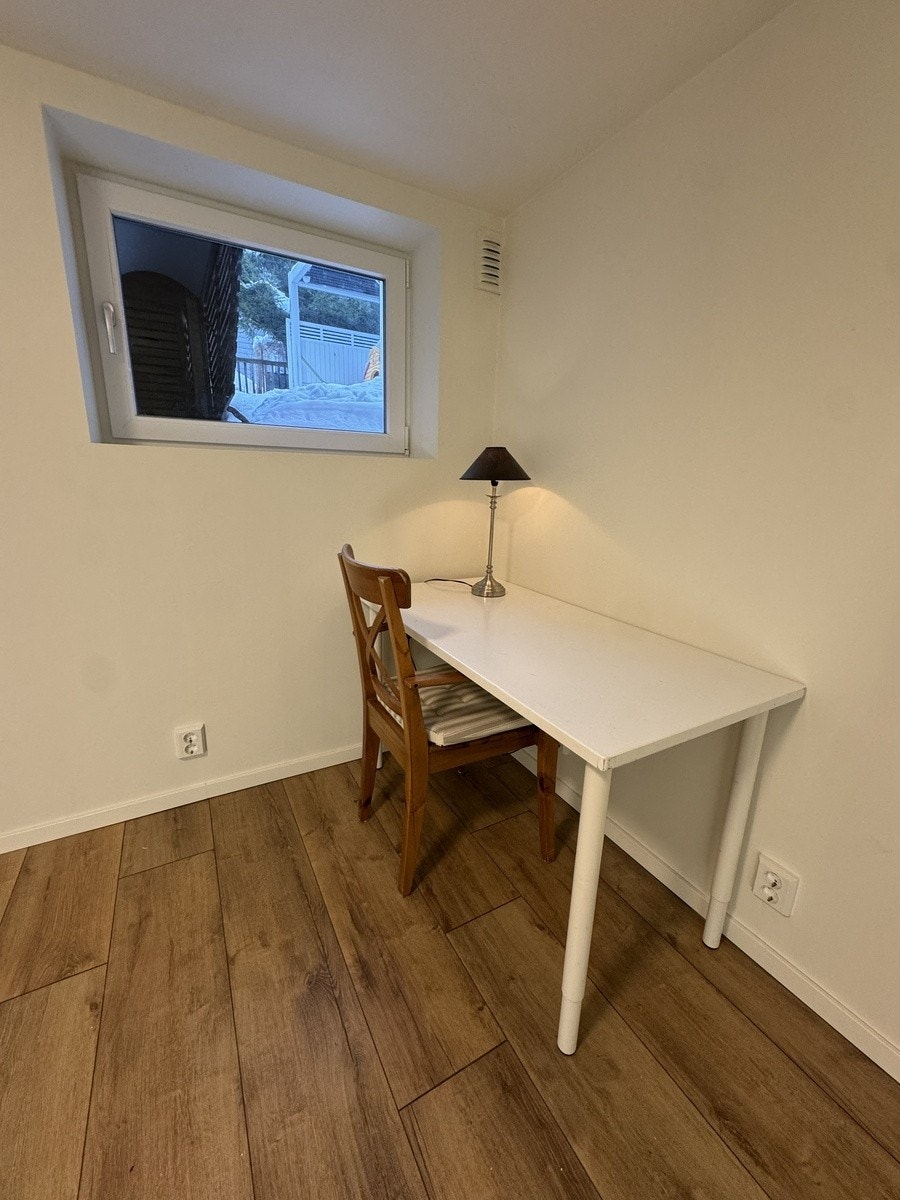 Skrivebord på soverommet. Kan flyttes til stua om ønskelig Galleribilde