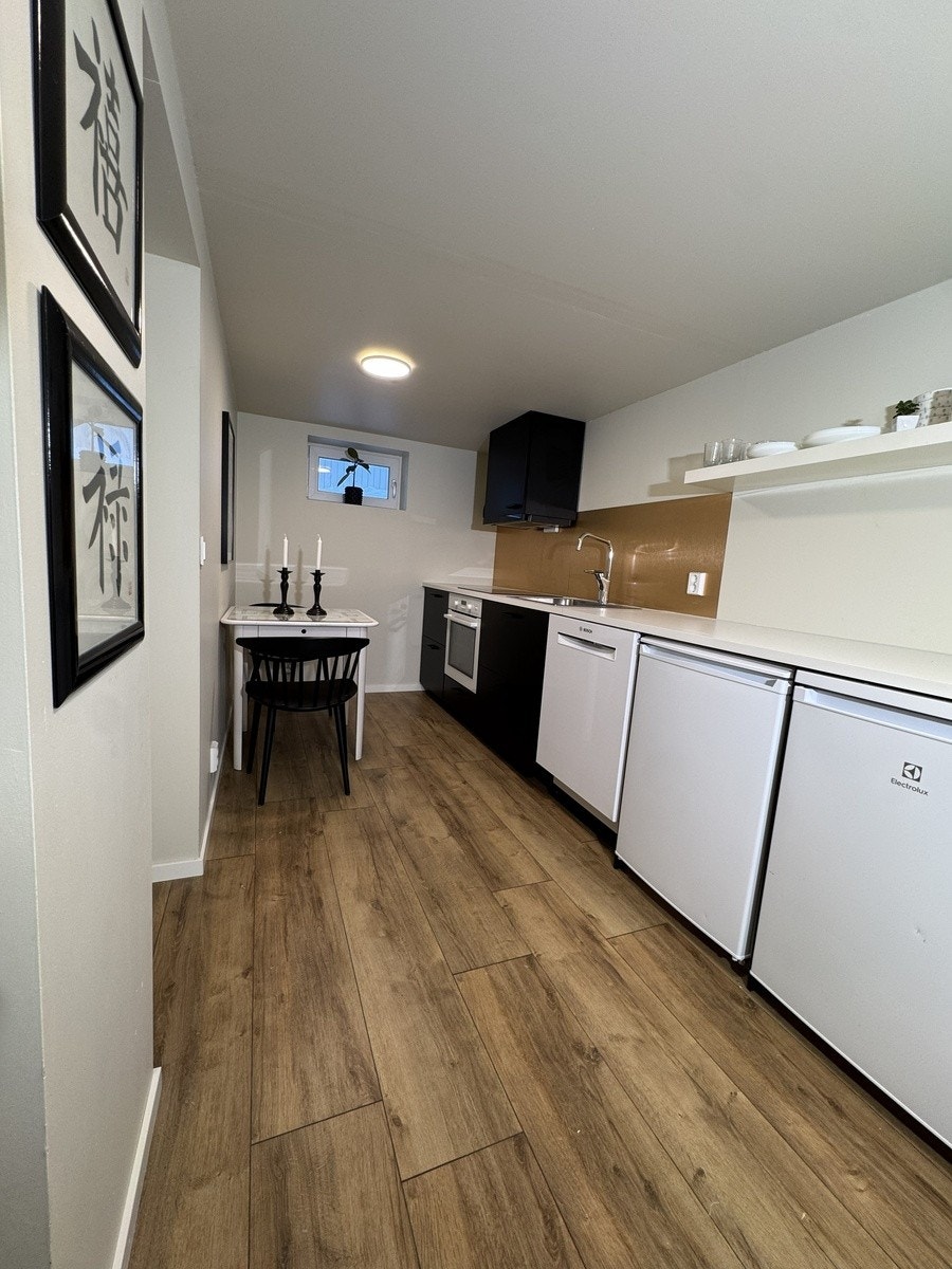 Kjøkken med hvitevarer Galleribilde