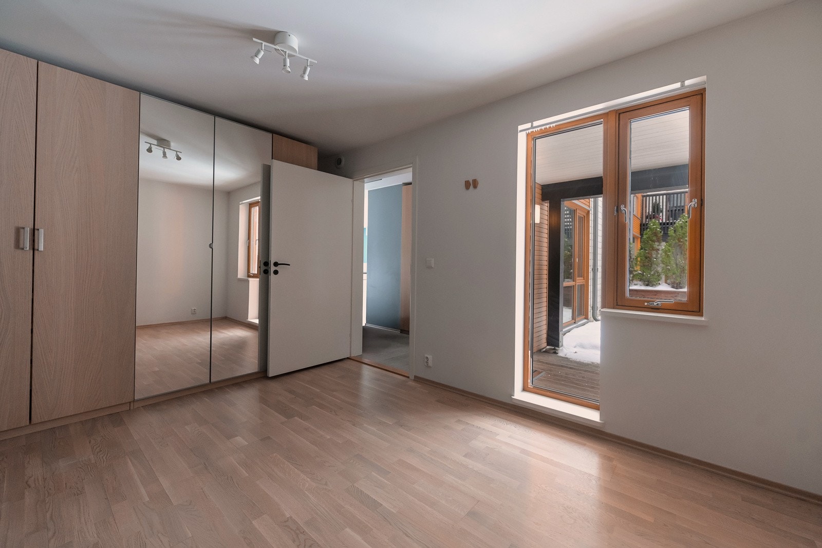 Godt med garderobeplass på hovedsoverommet. Galleribilde