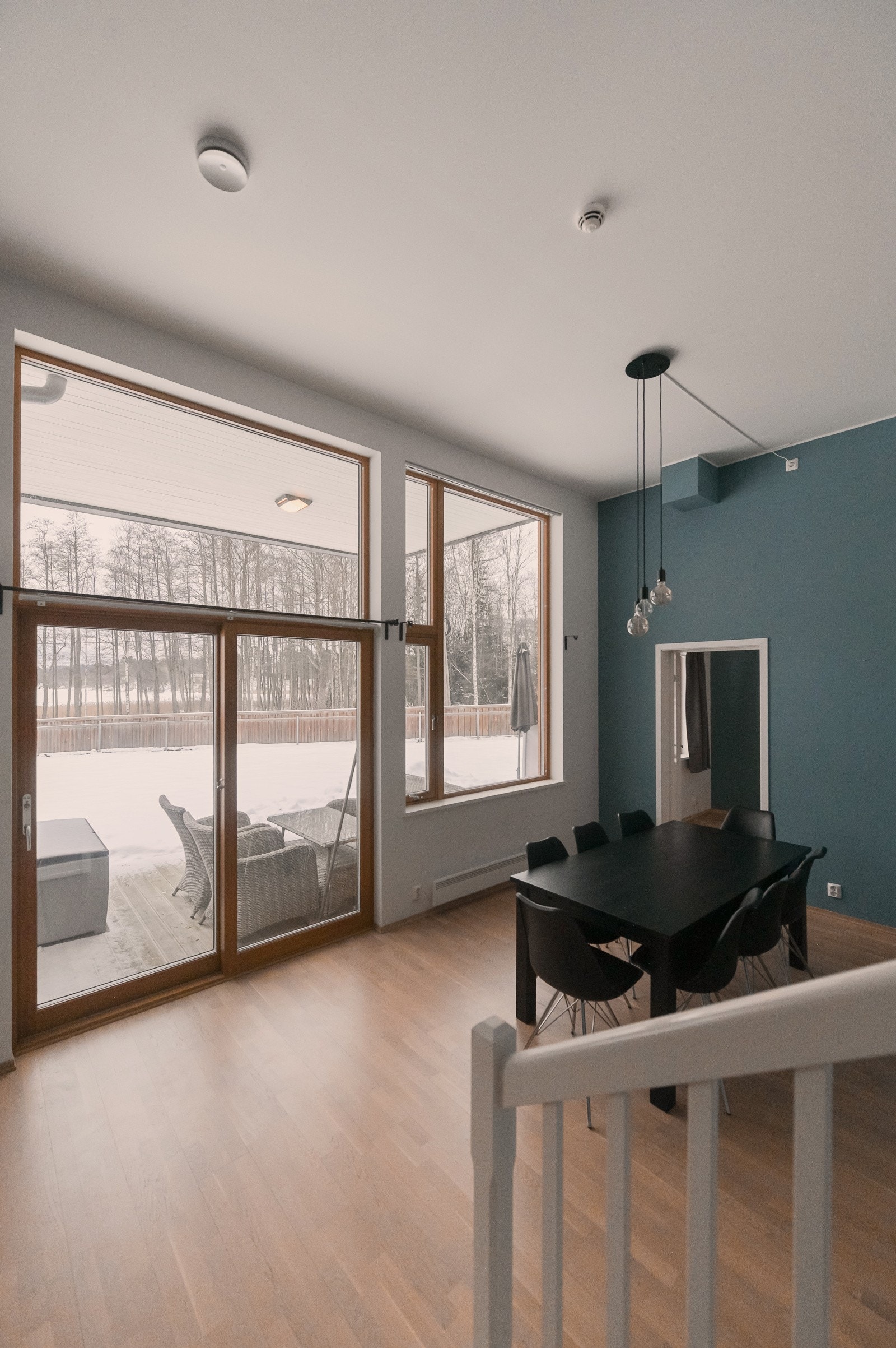 Fra stuen er det utgang til nord-vestvendt markterrasse på 19 kvm. Galleribilde