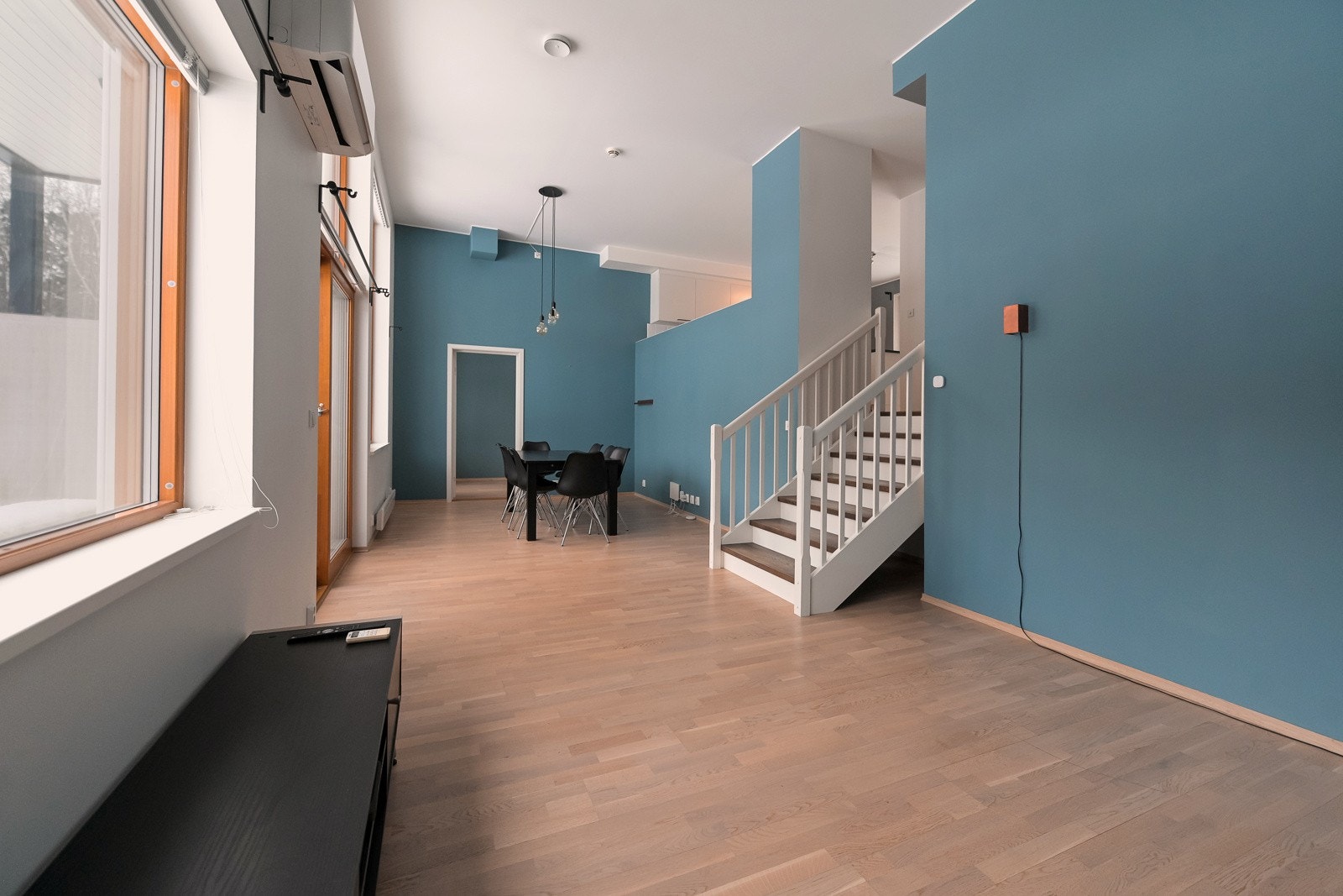 Lys og luftig stue med takhøyde på hele 3,68 m. Galleribilde