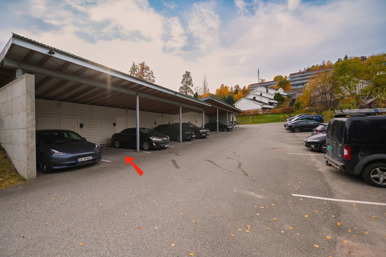 Leiligheten disponerer en plass i carport med ladepunkt og tilhørende bod. Galleribilde