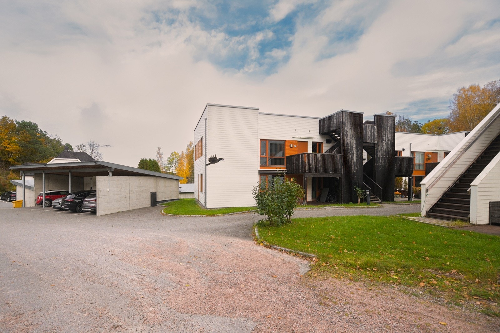 Asfaltert parkeringsområde og carport. Galleribilde