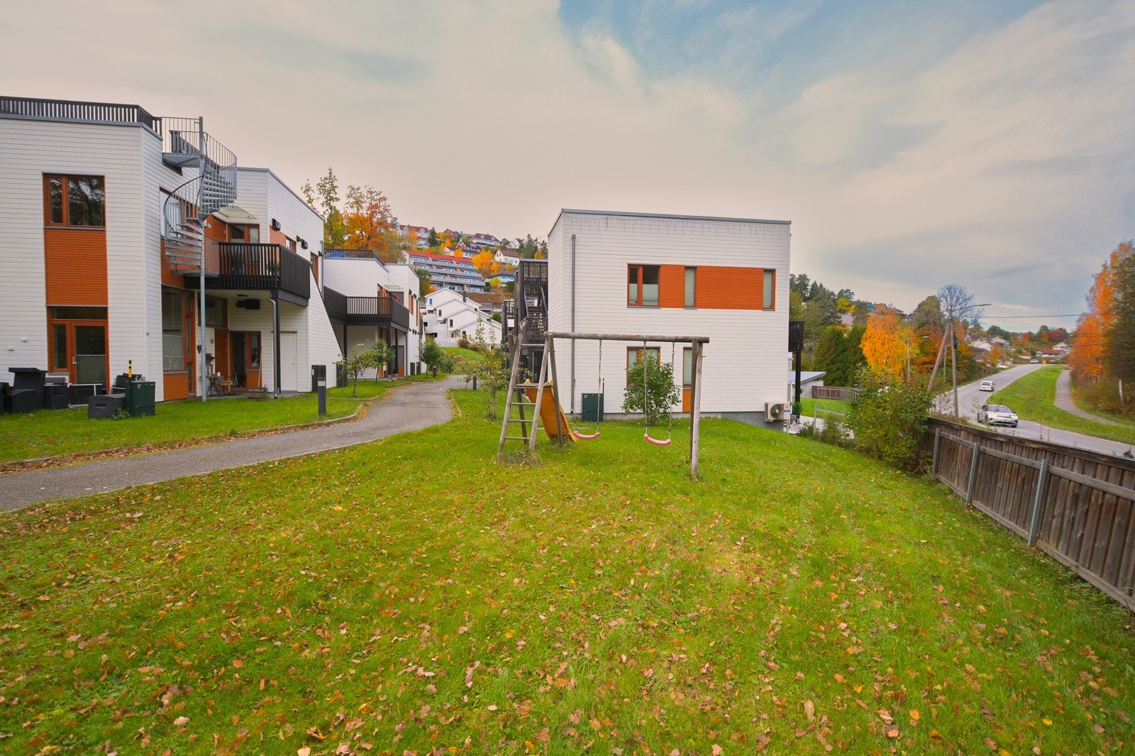 Pent opparbeidet felles tomt med interne adkomstveier. Galleribilde