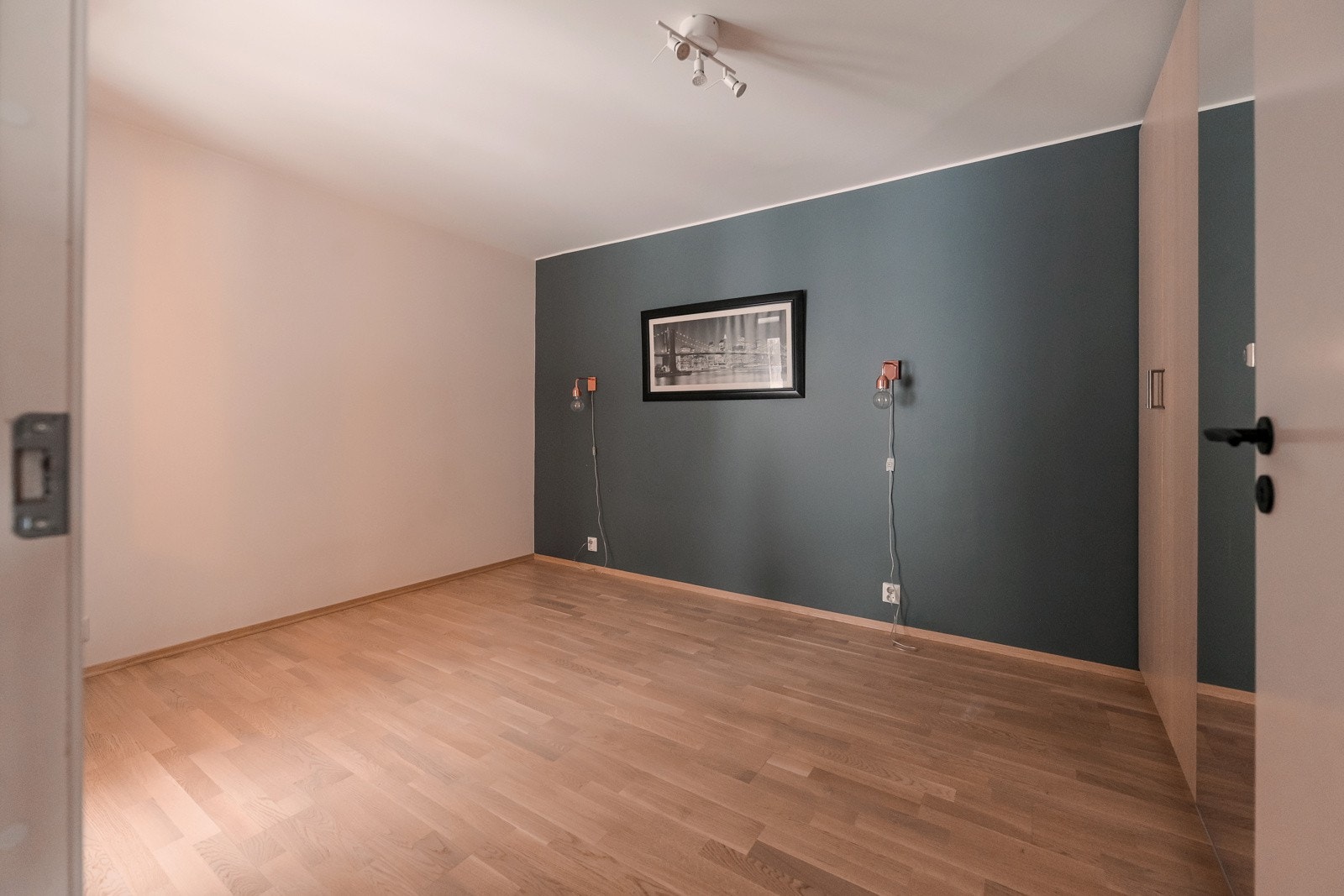 Romslig soverom med plass til seng og ønsket møblement. Galleribilde