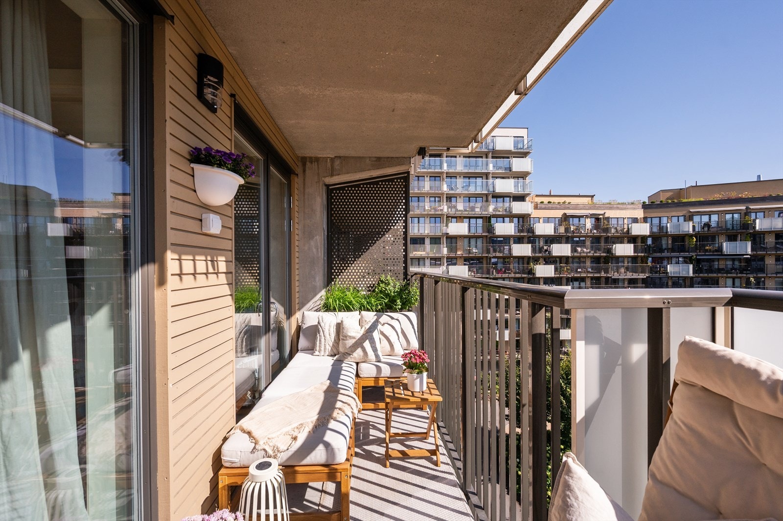 Balkongen er på 9 kvm og har plass til utemøbler og grill. Galleribilde