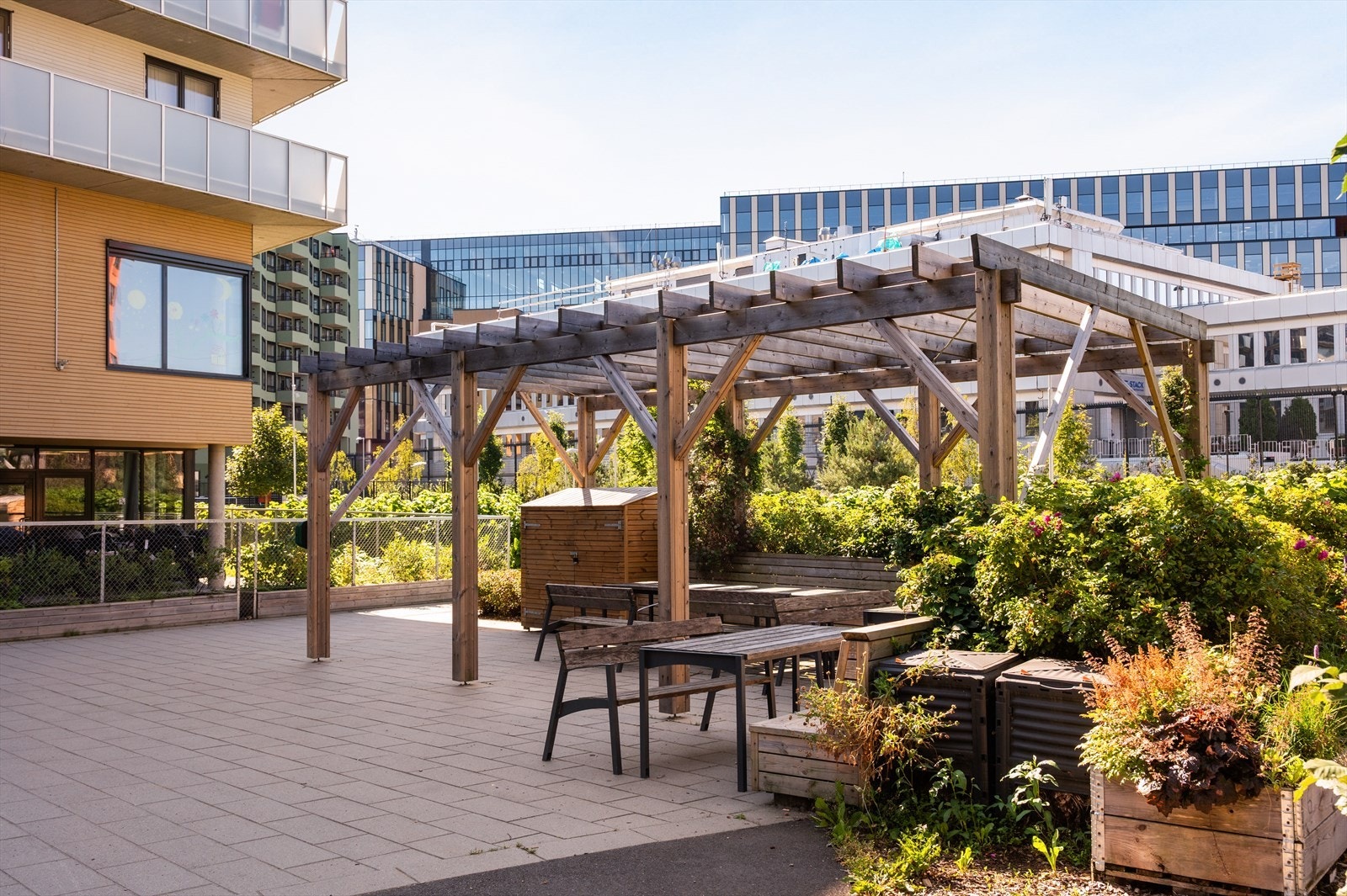 Det finnes også flere sittegrupper omkranset og flott beplantning Galleribilde