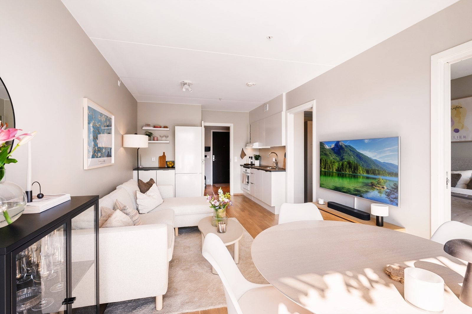 Kjøkkenet ligger i åpen løsning til stuen, og bidrar til en luftig og sosial planløsning. Galleribilde