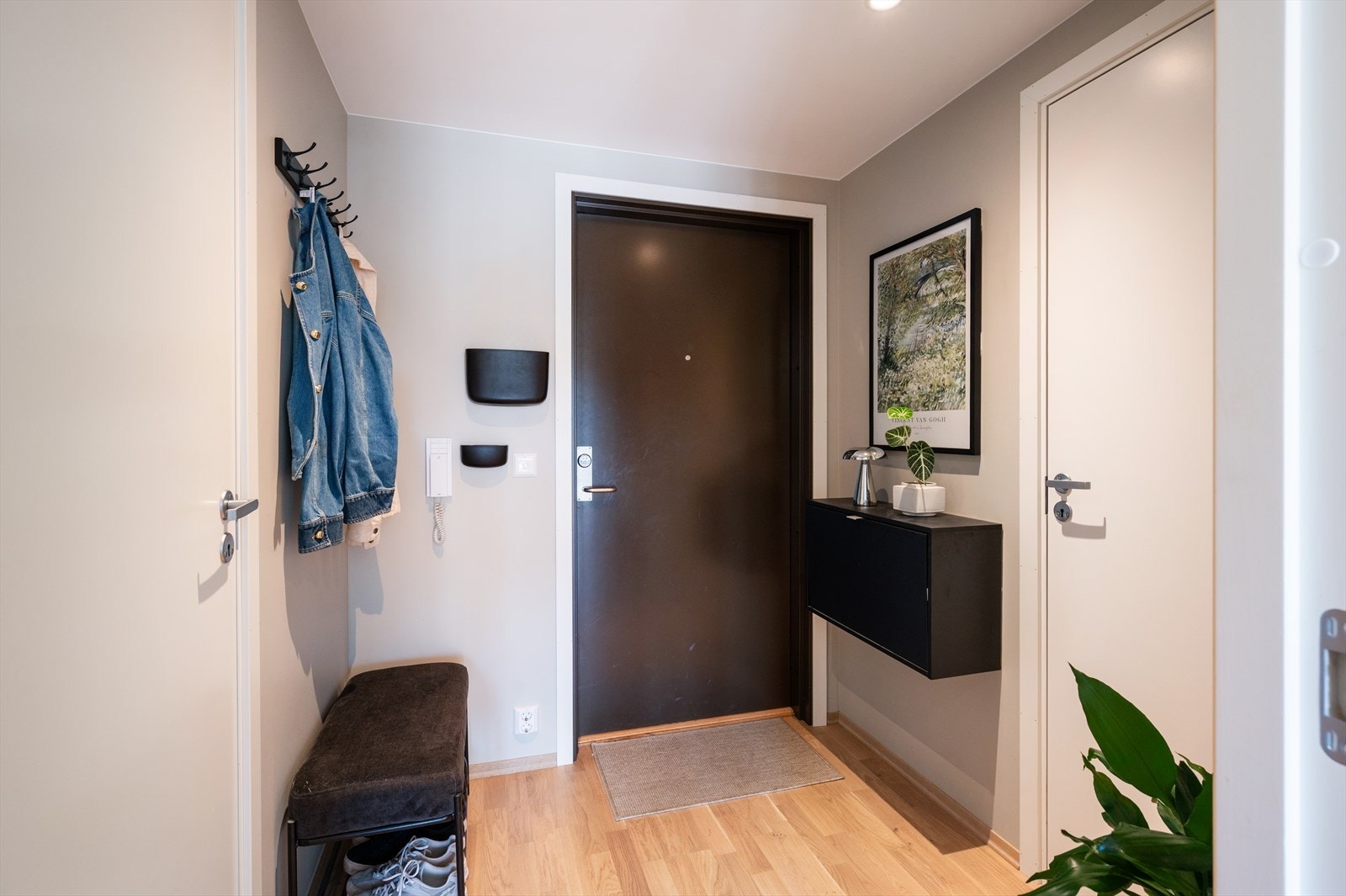 Lys og innbydende entré med god plass til oppheng av yttertøy og oppbevaring av sko. Galleribilde