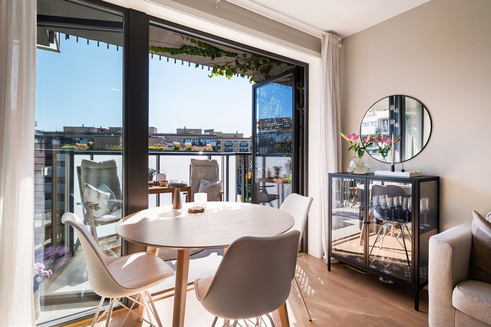 Store vinduer slipper inn rikelig med naturlig lys. Galleribilde