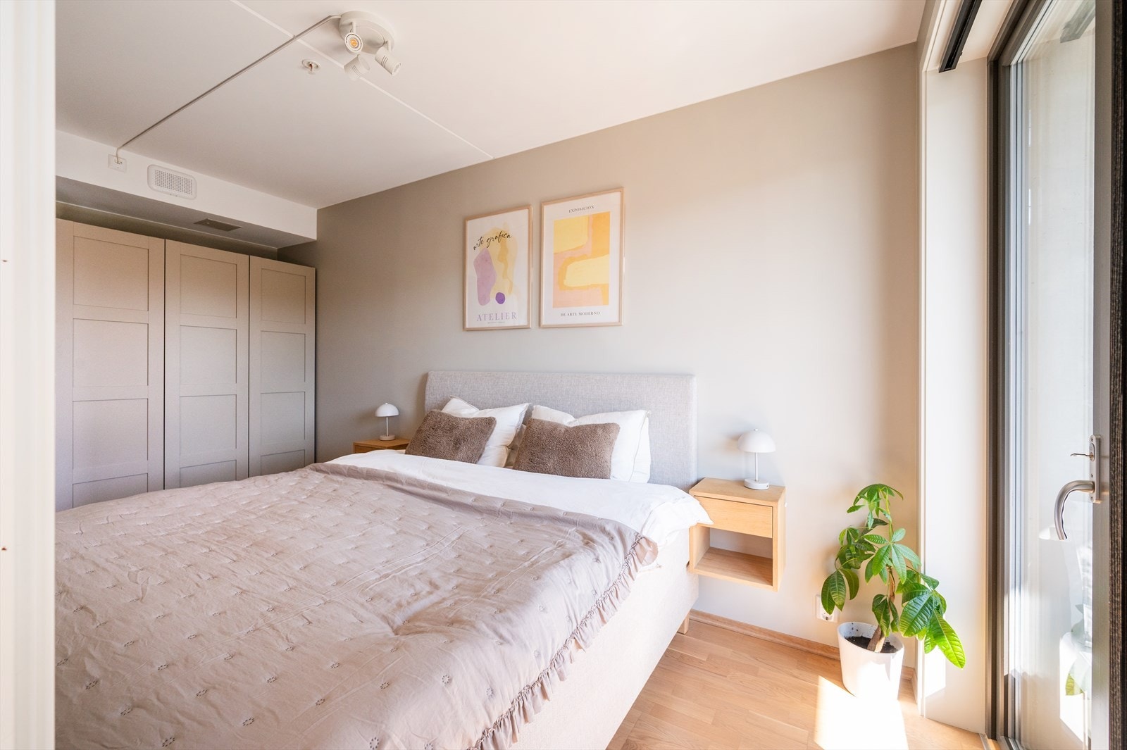 Rommet har god plass til dobbeltseng og nattbord. Praktisk garderobeløsning med god oppbevaringsplass gjør rommet både funksjonelt og ryddig. Galleribilde