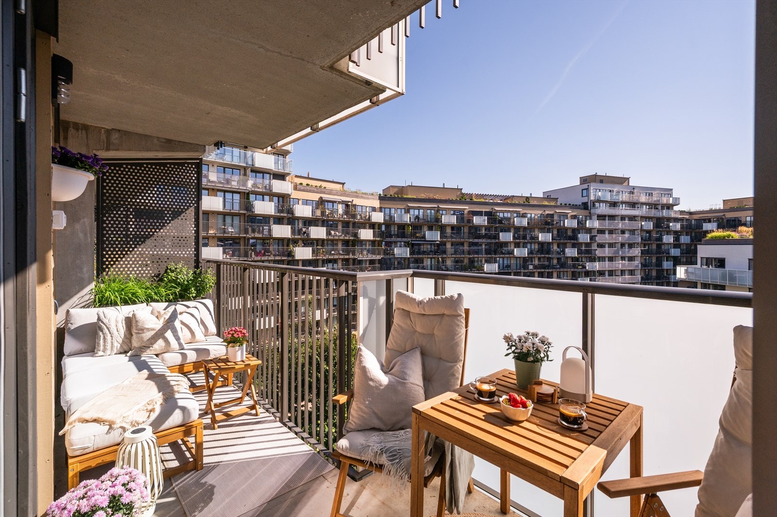 En romslig og moderne 2-roms leilighet med sydøstvendt balkong og heisadkomst. Galleribilde