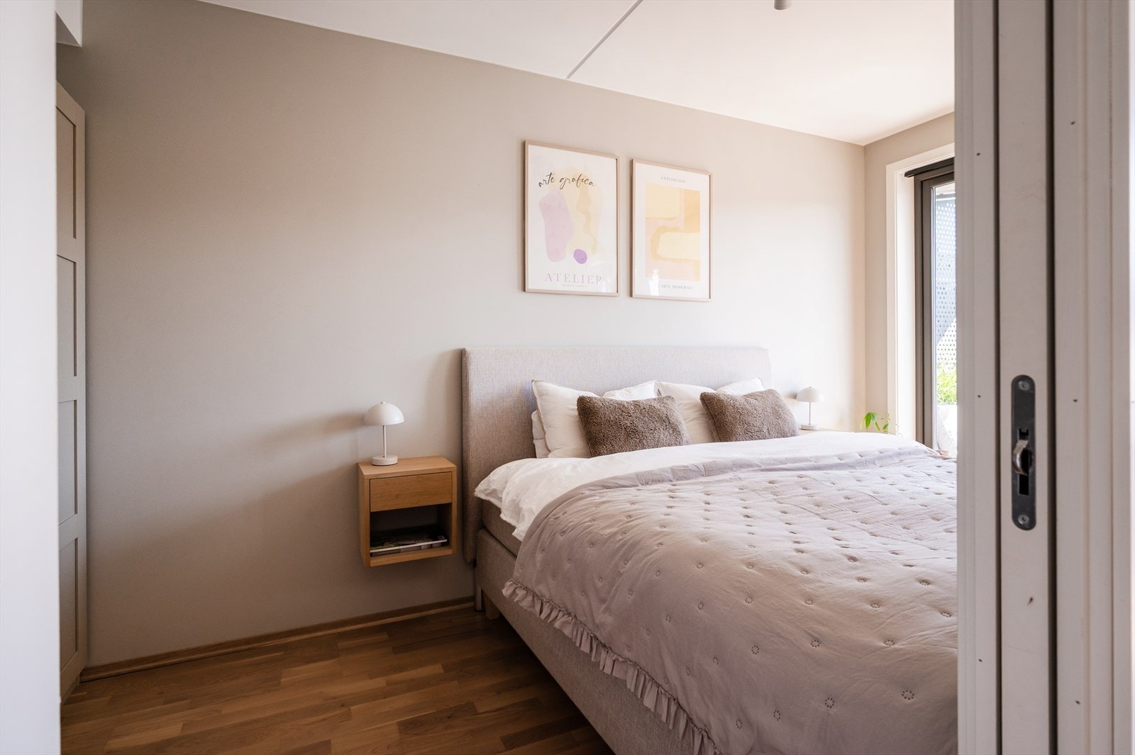 Soverommet er lyst og innbydende med store vindusflater som slipper inn rikelig med naturlig lys. Galleribilde