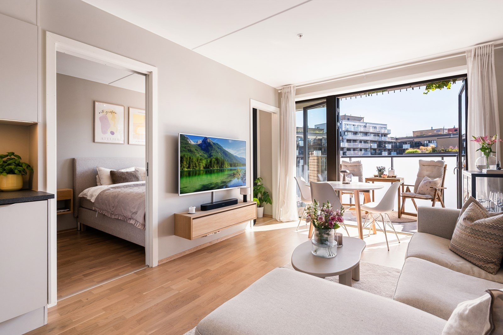 Lys og trivelig stue med god plass til sofaseksjon og spisebord med tilhørende møblement. Galleribilde