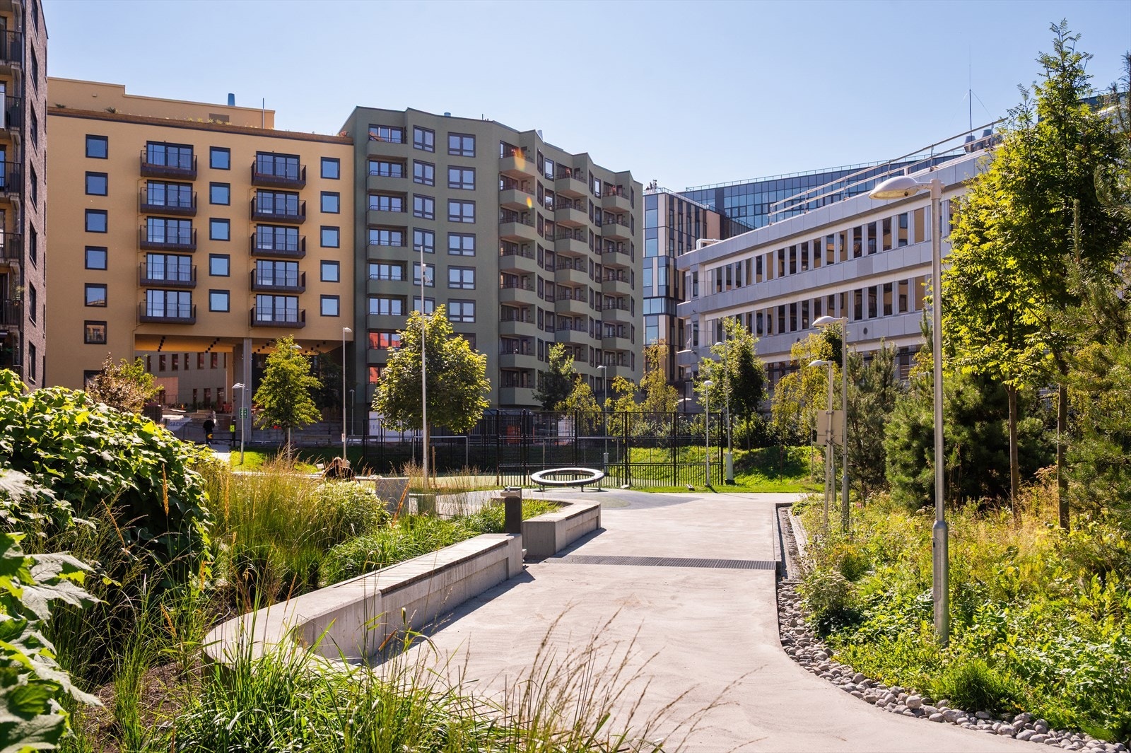 Fellesområdene er svært pent opparbeidet med gangstier, gressplen, hekk og ellers flott beplantning. Galleribilde
