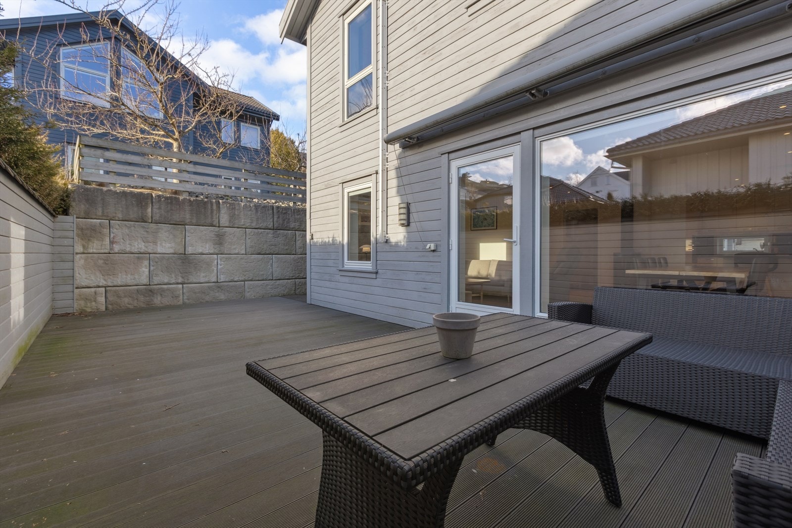 Her har man god plass til å møblere med sittegrupper og boltreplass for både store og små. Galleribilde